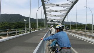 瀬戸にかかる短い橋です