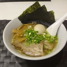 見た目だけは普通にラーメンだが、味が果てしなく微妙