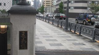 東京駅の八重洲口前から八重洲通りを真っ直ぐ進むとこの橋に着きます