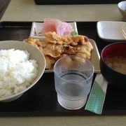 沖縄風のお刺身定食やフライ定食など食べれます