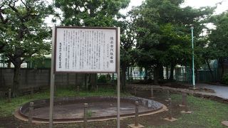 ちいさな住居跡があります