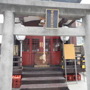日本橋の谷間に在る神社