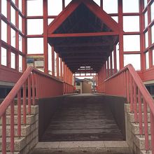 歩行者専用の橋のため、階段があります。