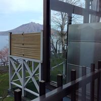 広縁からみると、すぐ脇が湖水への階段