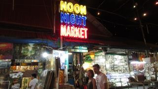 パブストリートの隣にあるナイトマーケット ♪