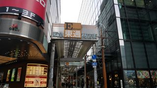 大阪らしい雰囲気の商店街と飲食街