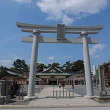 鳥居と、その奥に見える社殿