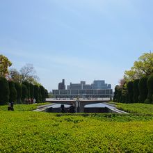 奥に見えるのが、平和記念資料館