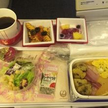 ホノルル到着前の機内食、パンケーキ絶品でした。