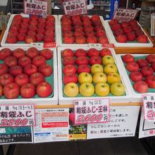 りんごも販売されています