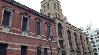 高麗橋のビジネス街の中に教会が。