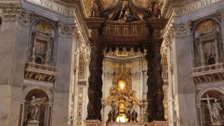 主祭壇を飾る聖堂の大天蓋