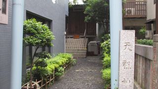 鳥居の色が水色だったのが印象的でした