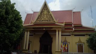 整備された都会のお寺