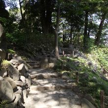 到着間際の通路 (左手が八卦堂跡)