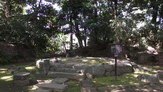 今は八角形の礎石が残っているだけだが訪ねることをお勧めしたいところです