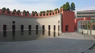 水辺のある人口の丘