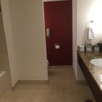 扉とカーテンのないトイレ