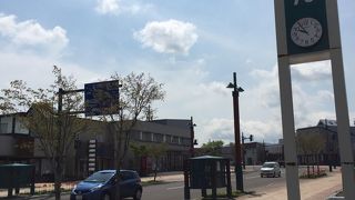 看板を見ながら散歩。