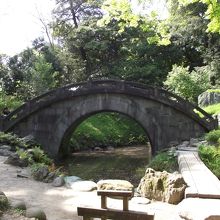 立派な石造りのアーチ橋です