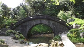 満月の形が見れなくても立派な石造りのアーチ橋です