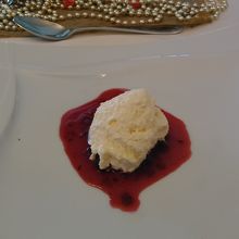 バニラムース　ベリーソース仕立て