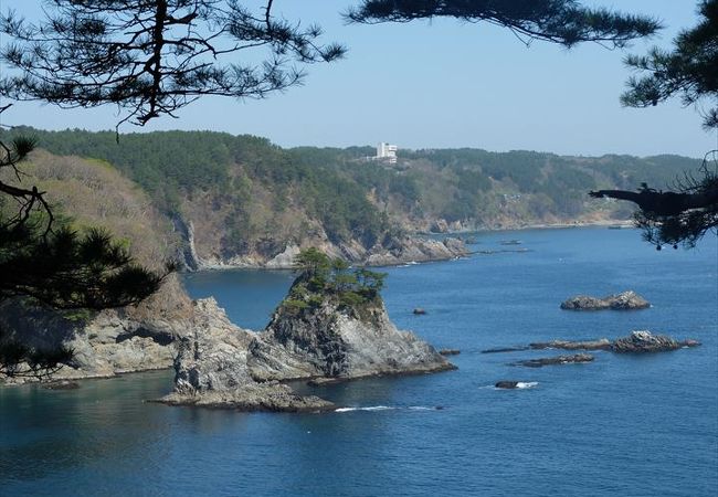 浄土ヶ浜にある展望台の一つ。ロウソク岩、日出島あたりが見えます。蛸の浜はちょっと惜しい眺め。