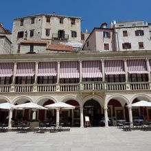 ２階建てで２階部分が市役所として現在も使われています