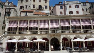 ヤコブ大聖堂と広場を挟んで建っています。２階の紅白の日除けのある部分は役所として使われています