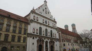 正面の彫刻が特徴的な教会