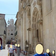 路地の間から見る姿も中々良いです