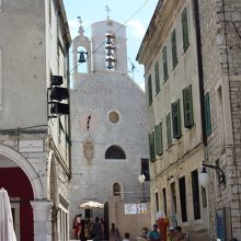 時計と並んだ鐘が綺麗に見えます