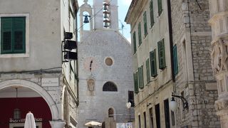 大聖堂北側の通りの突き当りにあり、時計と幾つも並んだ鐘が目印です