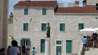 ヤコブ大聖堂の前の広場でジョルジョ・オルシーニの像があります