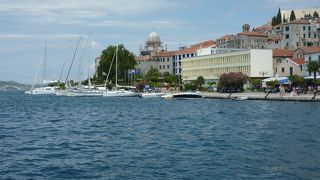 クルカ川の河口に開けた歴史の旧い街です