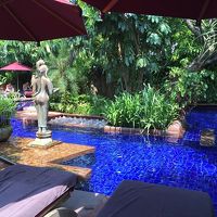 プール、おしゃれだが混み合っていた