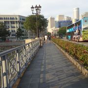 シンガポール川にかかる町中の橋。