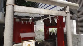 多くの銀行から崇敬される稲荷神社