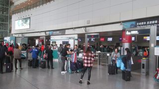 旅行者の大きい荷物に配慮