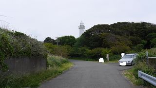 海岸の高台にしずかにたたずむ