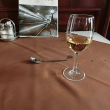 食後にトカイワインをサービス