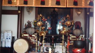 観音菩薩の巨大な頭部がご本尊