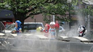 商店街に忍者ハットリ君や喪黒福造