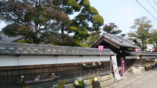 大きなお屋敷にお雛様が飾ってあります