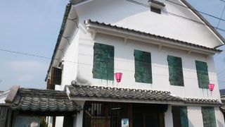 銀行とは思えない白壁はとても美しいです