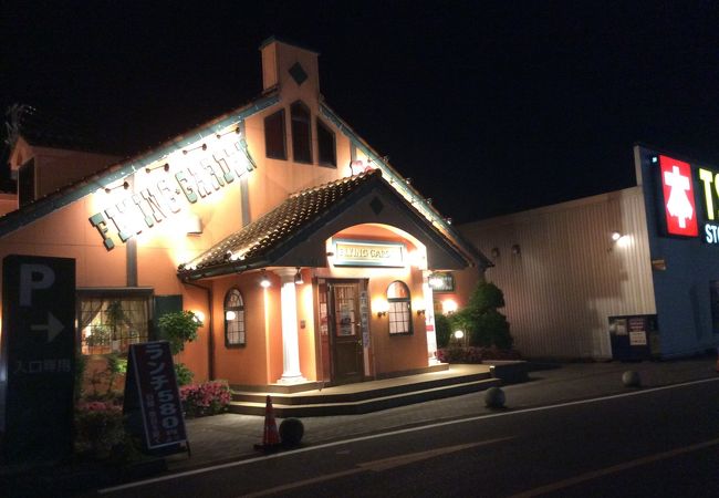 複合ショッピング施設の一角にある。