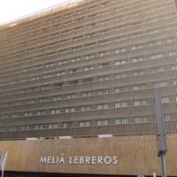 デパートのエルコルティングレス側から見た建物全景