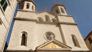 コトルの街の中心街にある