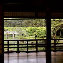 一階広間からの庭園の眺め