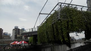 おしゃれなデッキ橋